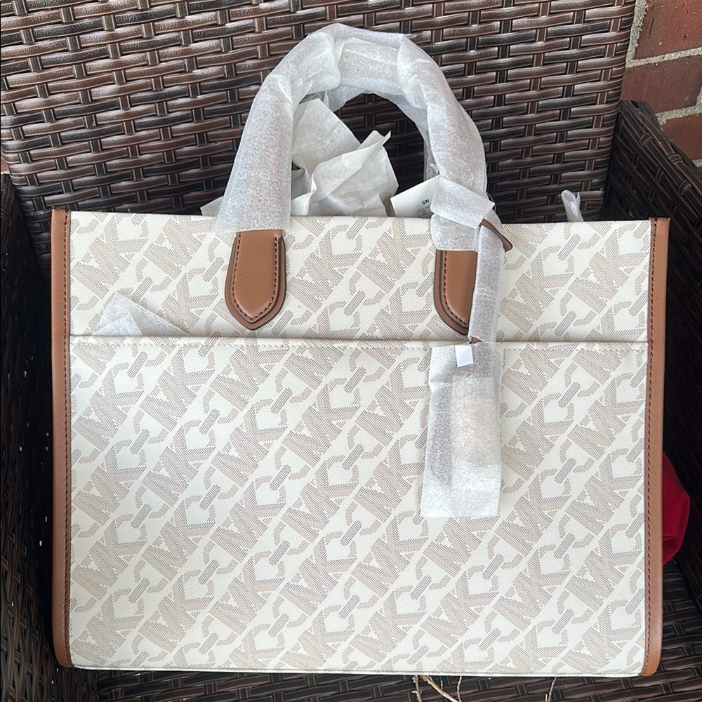 MK Gigi Signature Logo Canvas Tote Bag - Picture 4 of 7